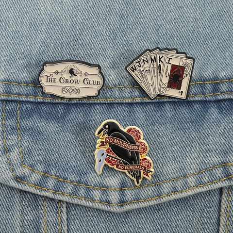 Broche en Émail Gothique Thème Roman Crow Club Corbeau Rose Lettre Carte de Poker en Alliage de Zinc Badge pour Vêtements Sac à Dos Accessoires