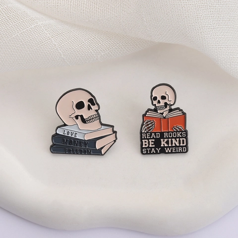 Halloween Horror Skelett Buch Kombination Emaille Brosche Lustiges Skelett Abzeichen Dunkler Literarischer Stil Deko Accessoire