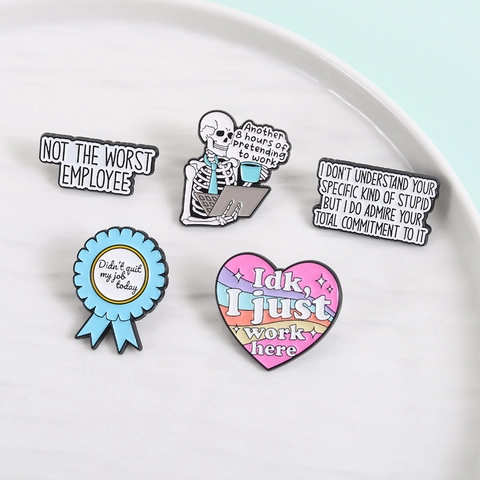 Grappige Skelet Kantoor Humor Enamel Pins Idk I Just Work Here Quote Broches Zinklegering Metaal Badges Voor Kleding Rugzakken Tassen Decor