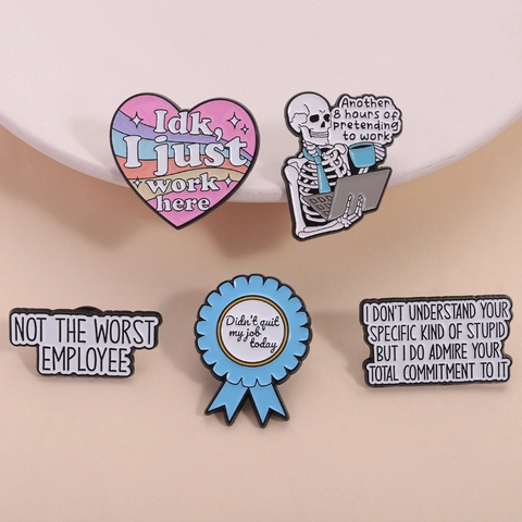 Grappige Skelet Kantoor Humor Enamel Pins Idk I Just Work Here Quote Broches Zinklegering Metaal Badges Voor Kleding Rugzakken Tassen Decor