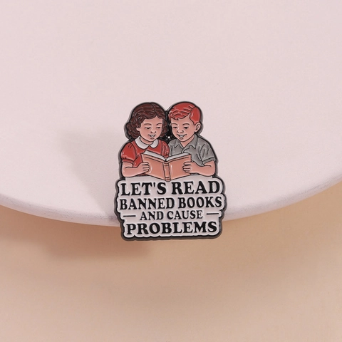 Spilla Smaltata Retro Let's Read Banned Books And Cause Problems Distintivo Bambini che Leggono Spilla in Lega di Zinco per Amanti dei Libri Regalo