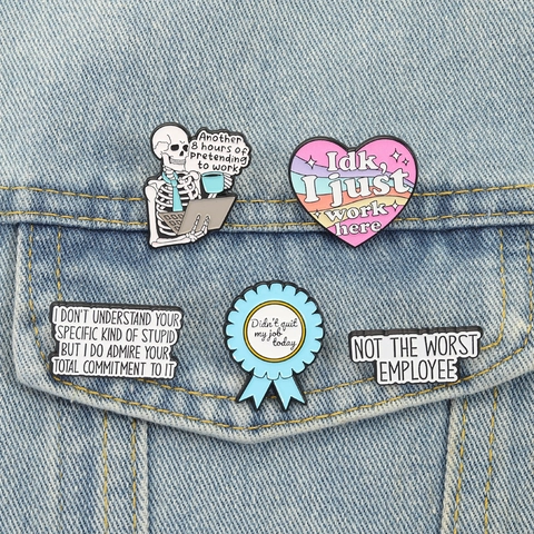 Broche Émaillée Squelette Drôle en Alliage Humour de Bureau Pour Travailleurs Femmes Hommes Sac à Dos Vêtements Bijoux