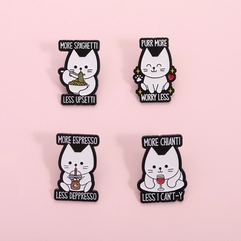 Divertente Spilla Smaltata Gatto Bianco Cartone Animato Animale More Spaghetti Less Upsetti Citazioni Distintivo per Vestiti Zaino