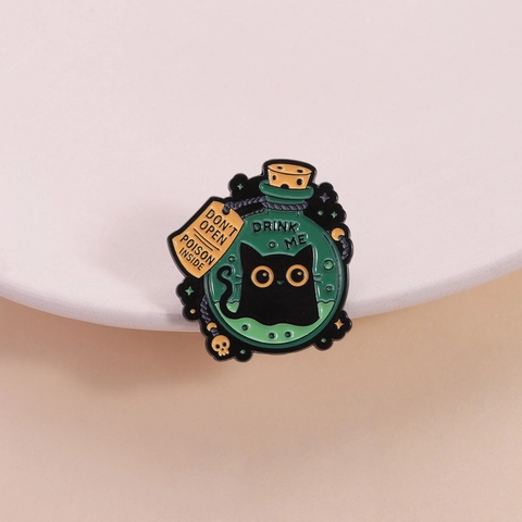 Spilla di Fantasia Bottiglia di Veleno Gatto Nero in Lega di Zinco Smalto Pin Drink Me Distintivo Divertente Decorazione Gotica