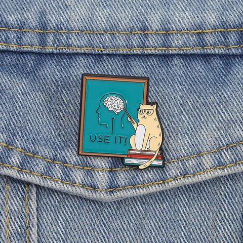 Broche Émaillée Drôle Chat Enseignant Alliage de Zinc Diagramme du Cerveau Chat sur des Livres Badge Pin Unisexe