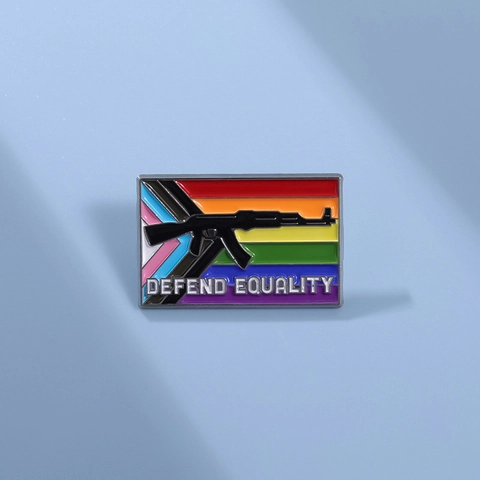 Spilla Smaltata AK-47 Rifle Progress Pride Flag Defend Equality in Lega LGBTQ Support Badge per Zaino Abbigliamento Giacca