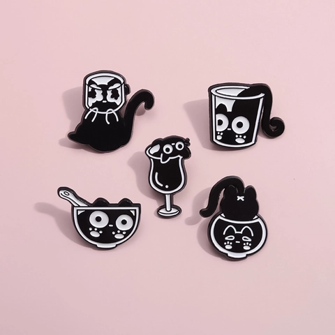 Spilla Creativa a Forma di Gatto Nero in Smalto Simpatico Animale Gatto in Tazza Ciotola Pentola Lega Spilla per Decorazione Zaino Abbigliamento Gioielli