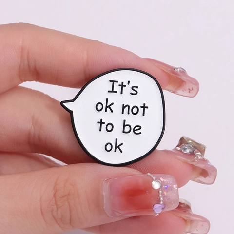 Pin de Esmalte It's Ok Not To Be Ok Bocadillo Cuadro de Diálogo Broche de Aleación Insignia para Ropa Bolsos Mochilas Decoración Regalo