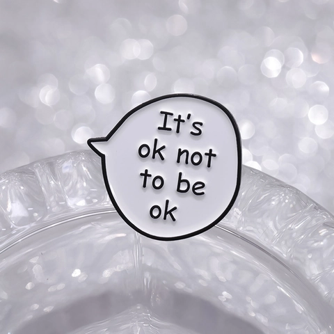 Spilla in Smalto Ispiratrice It's Ok Not To Be Ok Fumetto di Dialogo Distintivo in Lega Per Vestiti Zaino Accessori