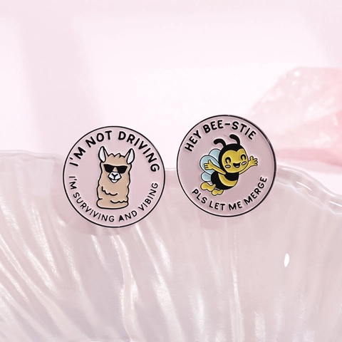 Divertente Spilla in Smalto Animali Cartoni Animati Lega Tonda Ape Bradipo Alpaca Orso Gatto Spilla Distintivo per Abbigliamento Zaino