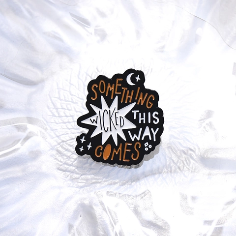 Something Wicked This Way Comes Emaille Pin Shakespeare Zitat Legierung Brosche Halloween Gothik Stern Mond Schmuck Reversnadel