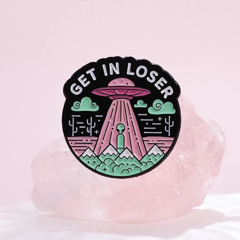 Pines de Esmalte Get In Loser UFO Alienígena Calavera Ataúd Broches Divertidos Gótico Punk Insignias de Metal para Mochila Joyería