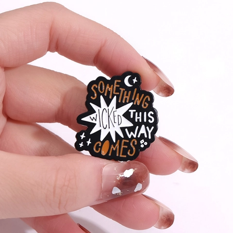 Broche en Émail Something Wicked This Way Comes en Alliage de Zinc Gothique Bijou d'Halloween Personnalisé pour Sac à Dos Vêtements