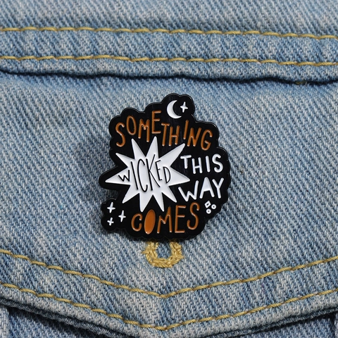 Something Wicked This Way Comes Emaille Pin Gothic Legierung Brief Brosche Für Halloween Kleidung Rucksack Dekoration Zubehör