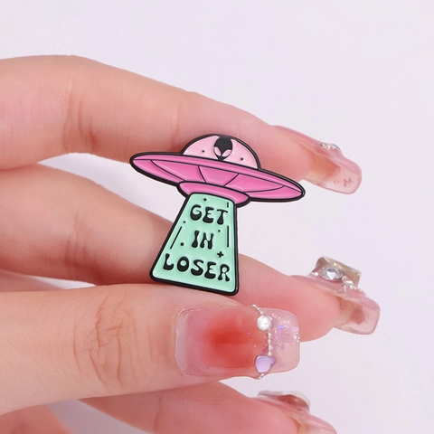 Pin de Esmalte Punk OVNI Alienígena Esqueleto Fantasma Ataúd Aleación de Zinc Insignia de Humor Negro para Ropa Mochila Halloween Joyería Regalo