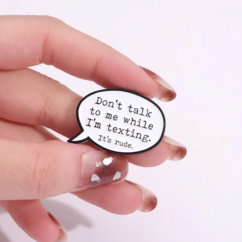 Lustiges Zitat Sprechblase Emaille Brosche Zinklegierung Text Don't Talk To Me While I'm Texting Reversnadel Für Rucksack Kleidung Schmuck