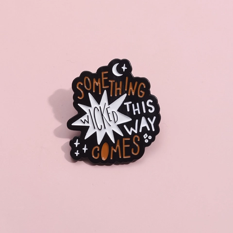 Gothic Emaille Pin Something Wicked This Way Comes Brosche Legierung Mond Sterne Abzeichen Für Rucksack Jacke Halloween Accessoire