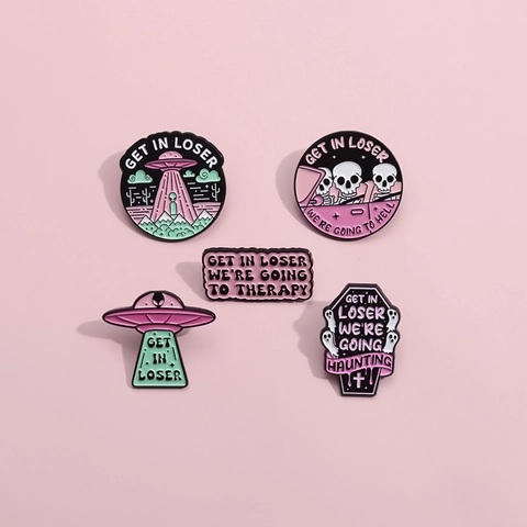 Pines de Esmalte Get In Loser UFO Alienígena Calavera Ataúd Broches Divertidos Gótico Punk Insignias de Metal para Mochila Joyería