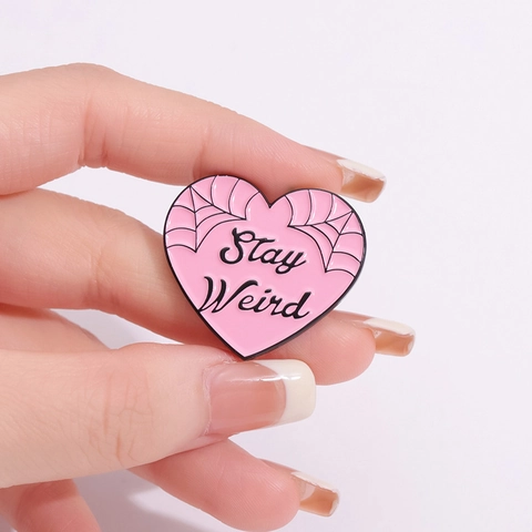 Punk Hart Emaille Broche Stay Weird Letter Spinnenweb Pin Roze Zinklegering Gothic Reversspeld Voor Dames Heren Sieraden