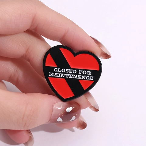 Spilla Creativa a Forma di Cuore Rosso in Smalto Con Lettera Closed For Maintenance Distintivo in Lega di Zinco per Vestiti