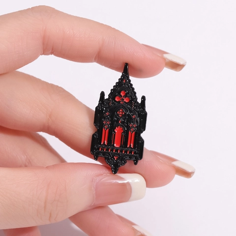 Spilla in Smalto a Finestra della Cattedrale Gotica Vintage in Lega di Zinco Nero Rosso Distintivo da Risvolto per Vestiti Borsa Unisex