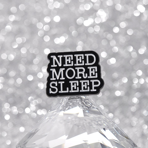 Spilla in Smalto Divertente Slogan Sonno Lega Lettera I Need A Nap Distintivo per Abbigliamento Zaino Accessorio Moda