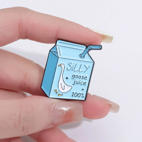 Spilla in Smalto Cartoon Silly Goose Simpatica Anatra Bianca in Lega di Zinco Brosche Slogan Divertente Animal Pins Unisex Gioielli Decorativi per Borse Abbigliamento