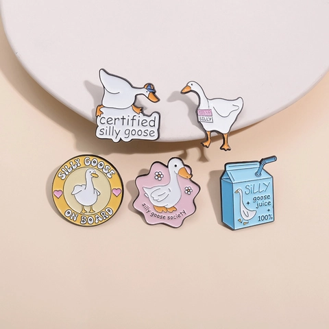 Simpatici Spille in Smalto Silly Goose Collezione Distintivo Oca Bianca Cartoon Spilla Animale per Zaino Accessori Abbigliamento