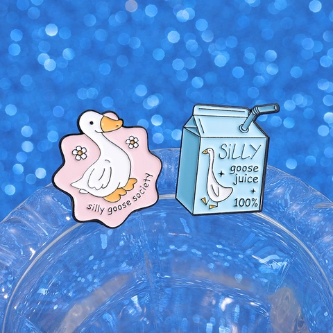 Spilla in Smalto Cartoon Silly Goose Lettere Inglesi Divertenti Anatra Bianca Distintivo in Lega per Zaino Abbigliamento Unisex Regalo