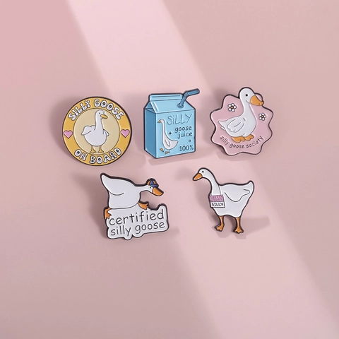 Spilla in Smalto Cartoon Silly Goose Lettere Inglesi Divertenti Anatra Bianca Distintivo in Lega per Zaino Abbigliamento Unisex Regalo