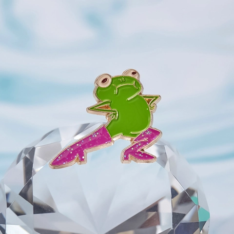 Kreativ Cartoon Grüner Frosch Emaille Brosche Rosa Glitzer High Heel Stiefel Lustige Tier Legierung Pin Abzeichen Für Kleidung