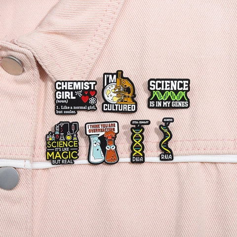 Pin de Esmalte Creativo de Ciencia Química Humorístico ADN ARN Microscopio Insignia Broche para Mochila de Estudiante