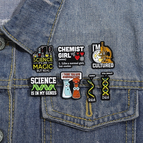 Pin de Esmalte Creativo de Ciencia Química Humorístico ADN ARN Microscopio Insignia Broche para Mochila de Estudiante