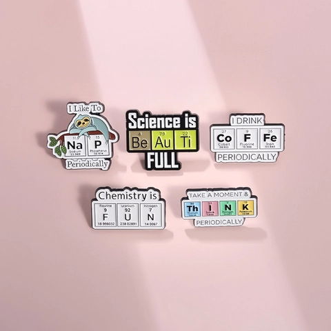 Spilla Creativa in Smalto Elemento Chimico di Scienza in Lega di Zinco Tavola Periodica Lettera Giochi di Parole Distintivo Unisex