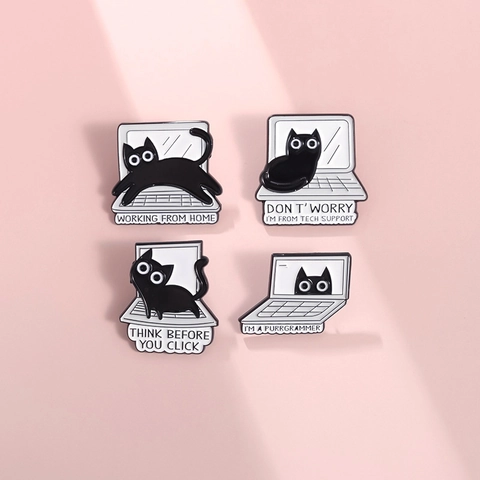 Divertente Spilla a Bottone in Smalto Gatto Nero Laptop Badge Tech Support WFH Regalo per Amanti del Computer Programmatore Gioielli