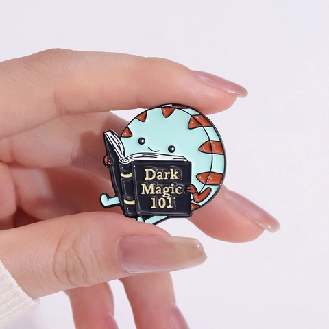 Lustige Cartoon Pfefferminz Liest Dark Magic Buch Emaille Pin Süße Zinklegierung Brosche Abzeichen Für Taschen Kleidung