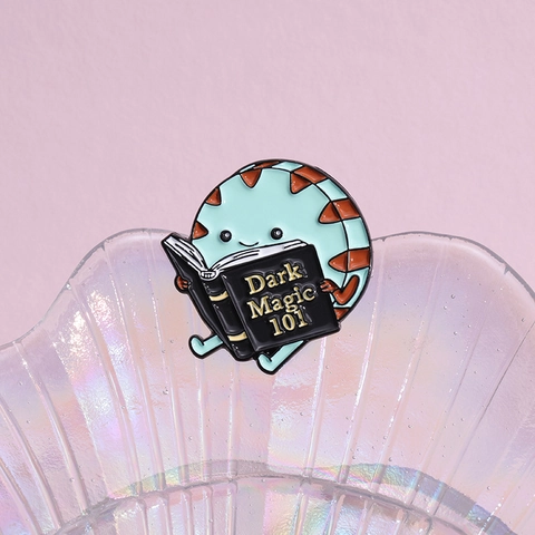 Cartoon Pfefferminze Figur Liest Buch Emaille Pin Legierung Brosche Dark Magic 101 Abzeichen Für Kleidung Rucksack Zubehör Geschenk