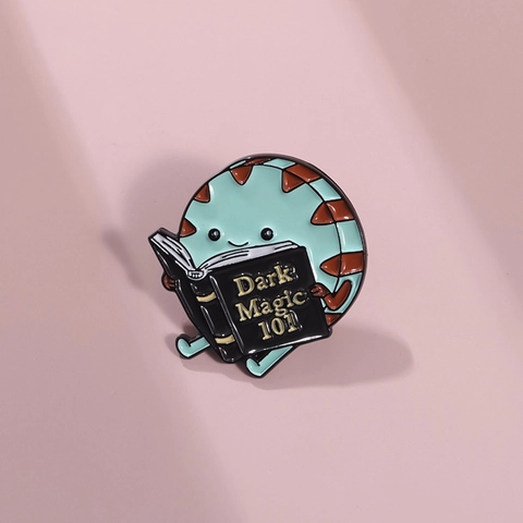 Cartoon Pfefferminze Figur Liest Buch Emaille Pin Legierung Brosche Dark Magic 101 Abzeichen Für Kleidung Rucksack Zubehör Geschenk