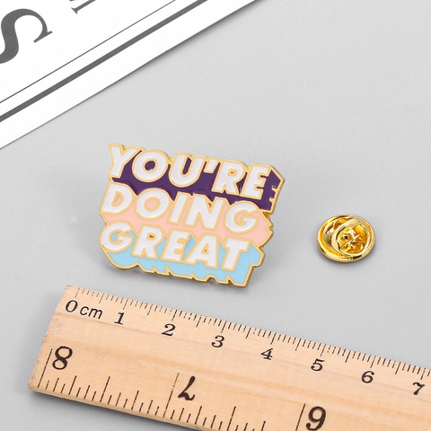 YOU'RE DOING GREAT Schriftzug Legierung Emaille Brosche Mehrfarbig Gestreift Inspirierende Nachricht Metall Abzeichen