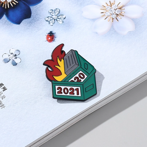 Divertente Spilla in Smalto Cestino Fuoco 2020 2021 Meme Lega Metallo Distintivo Creativo Umoristico Spilla da Risvolto Gioielli Regalo Unisex