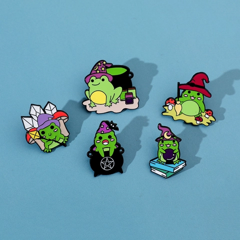 Spille Smaltate a Forma di Rana Mago in Lega Tema Magico Con Cappello da Strega Calderone Libro Per Decorazione Zaino Vestiti Festa di Halloween