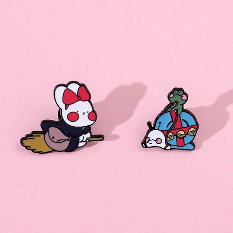 Lindos Broches De Esmalte De Animales De Dibujos Animados Aleación Conejo Montando Escoba Y Rana Caracol Insignia Para Estudiantes Accesorios De Ropa Regalo