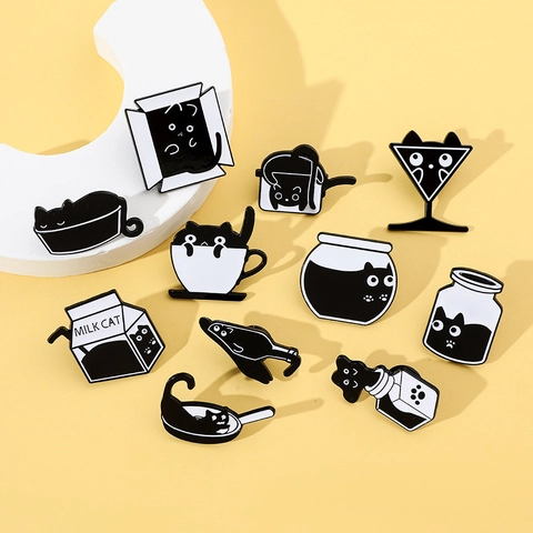 Cartoon Creatieve Zwart Wit Vloeibare Kat Emaille Pin Grappige Legering Metalen Kat In Container Broche Voor Kleding