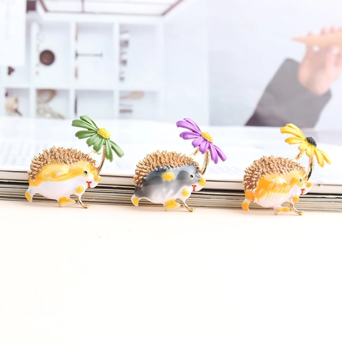 Creative Cute Enamel Hedgehog Holding Flower Brooch Pin Alloy Cartoon Animal Breastpin For Women Fashion Clothing Jewelry Gift