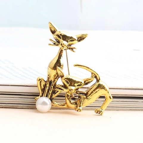 Vintage Alloy Cat Brooch With Imitation Artificial Pearl Cute Animal Double Cat Lapel Pin Gold Silver Color Fashion Jewelry For Women