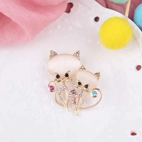 Creative Cute Mother And Kitten Cat Brooch Pin With Cat Eye Stone Rhinestone Gold Plated Alloy Animal Brooches Women Jewelry Gift