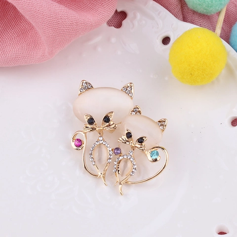 Creative Cute Mother And Kitten Cat Brooch Pin With Cat Eye Stone Rhinestone Gold Plated Alloy Animal Brooches Women Jewelry Gift
