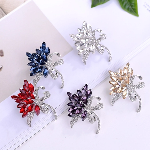 Eleganter Blumen Brosche aus Legierung mit Glaskristall Strass Eingelegtem Schleife Band Pin für Hochzeit Bankett Damen Schmuck