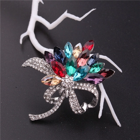 Eleganter Blumen Brosche aus Legierung mit Glaskristall Strass Eingelegtem Schleife Band Pin für Hochzeit Bankett Damen Schmuck