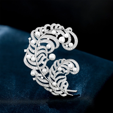 Spilla Piuma di Lusso Perla de Agua Dulce Naturale Zircone Rame Placcato Oro Argento Elegante Gioielli di Moda Spilla per Donna Matrimonio